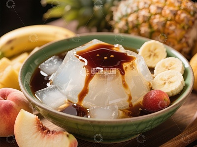 冰镇果冻配香蕉片和糖浆
