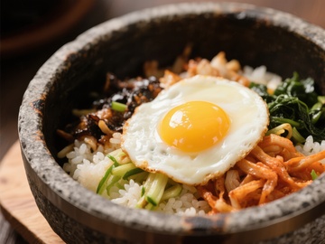 石锅拌饭：鲜嫩鸡蛋与丰富配菜