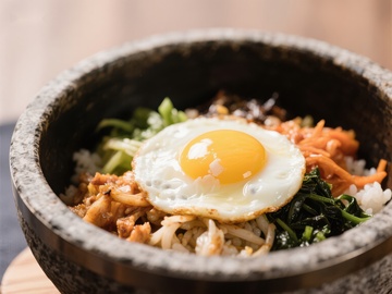 石锅拌饭：鲜嫩煎蛋与丰富配菜