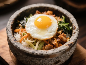 石锅拌饭：鲜嫩鸡蛋与丰富蔬菜的完美结合