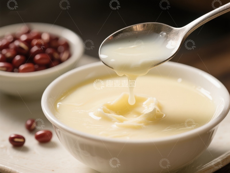 高清大图下载【趣麦麦图】红豆配浓稠豆浆，勺舀香甜