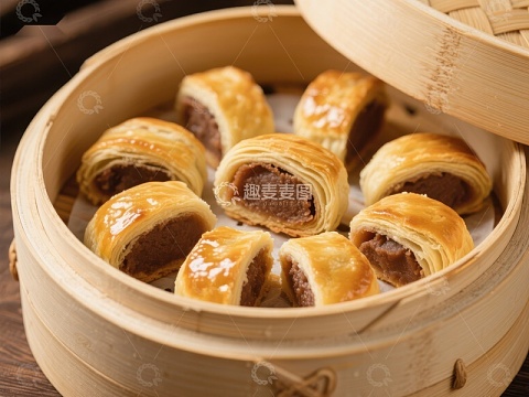 金黄酥皮点心蒸笼中