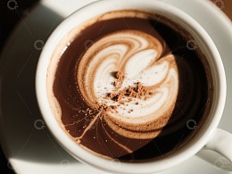 热巧克力咖啡杯中的艺术拉花