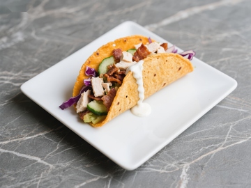 美味鸡肉卷饼，搭配蔬菜与酱料