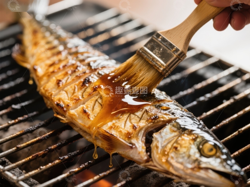 高清大图下载【趣麦麦图】烤鱼刷酱，美味烹饪瞬间