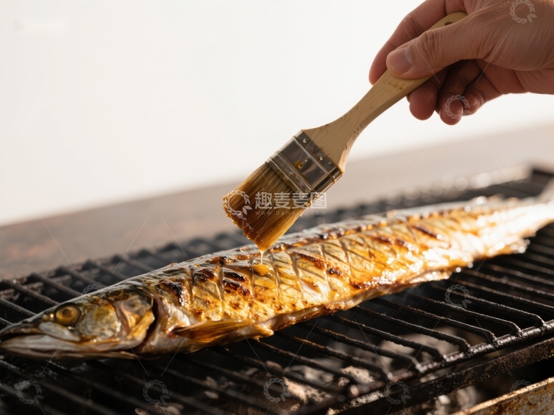 高清大图下载【趣麦麦图】烤鱼刷酱，美味烹饪瞬间