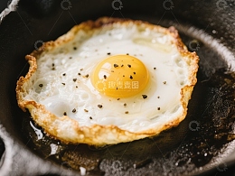 煎蛋在铸铁锅中烹饪