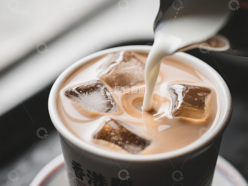 高清大图下载【趣麦麦图】冰咖啡中倒入牛奶的瞬间