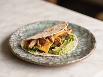 美味鸡肉卷饼配牛油果和奶酪