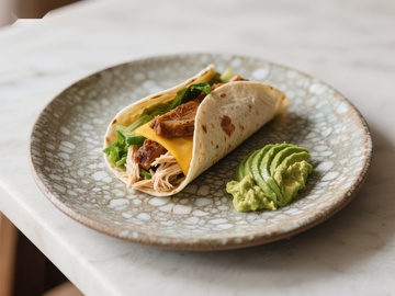 鸡肉卷饼配鳄梨酱