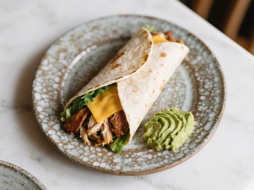 美味鸡肉卷饼配牛油果酱