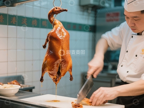 厨师精心切割烤鸭