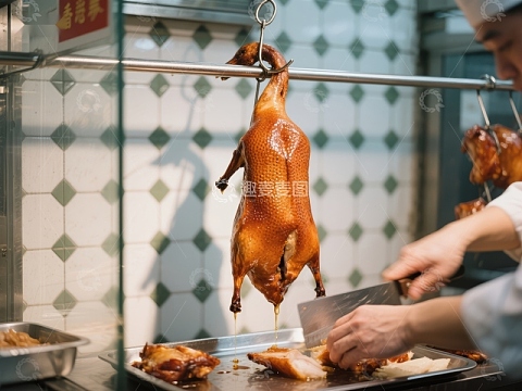厨师正在切割烤鸭