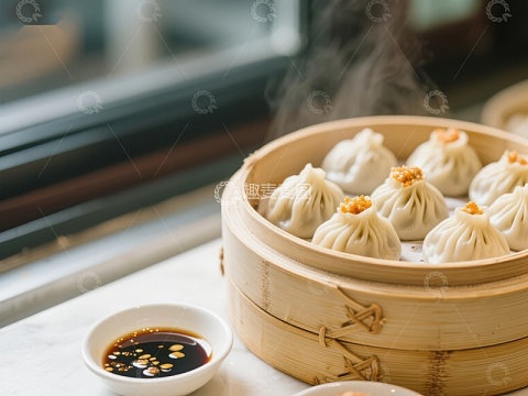 热腾腾的小笼包与蘸料