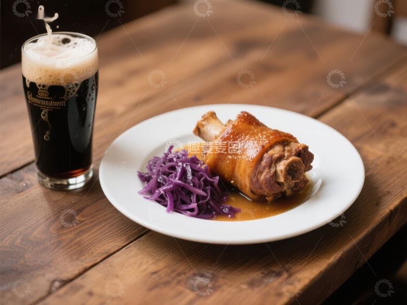 高清大图下载【趣麦麦图】烤猪蹄配紫甘蓝与啤酒