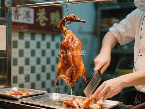 厨师切割烤鸭，传统美食制作