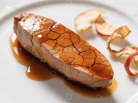 焦糖烤肉配苹果皮装饰