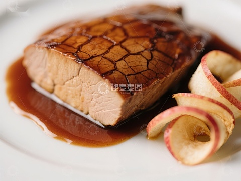 烤肉配苹果片，淋酱汁