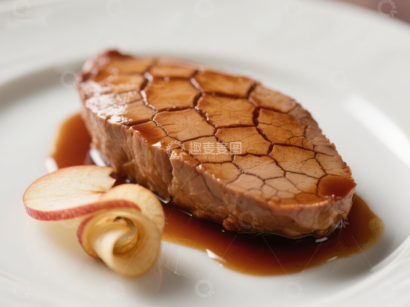 高清大图下载【趣麦麦图】煎制肉排配苹果片与酱汁
