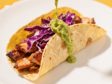 鸡肉卷饼配紫甘蓝和鳄梨酱