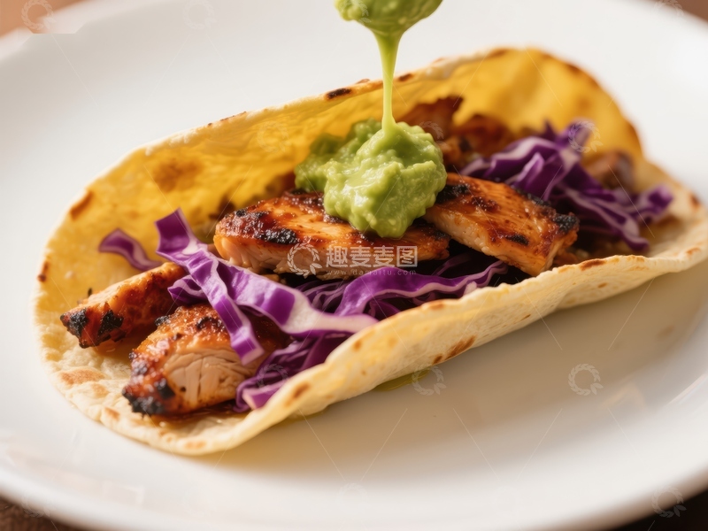 高清大图下载【趣麦麦图】烤肉卷饼配鳄梨酱和紫甘蓝