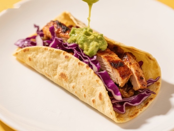 鸡肉卷饼配牛油果酱和紫甘蓝