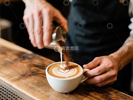 咖啡师为拿铁撒上可可粉