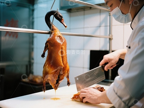 厨师切割烤鸭，传统美食制作
