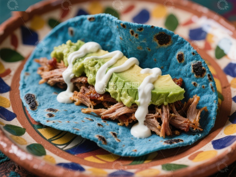 高清大图下载【趣麦麦图】蓝色玉米饼卷配牛腩和鳄梨