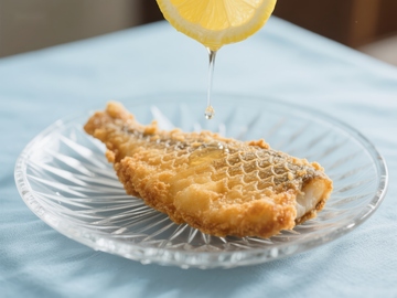 柠檬汁滴落炸鱼片