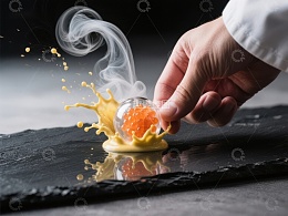 厨师倾倒烟熏鱼子酱瞬间