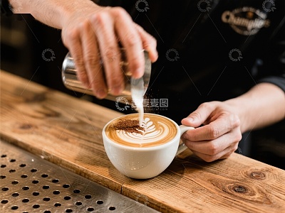 咖啡师制作拉花艺术