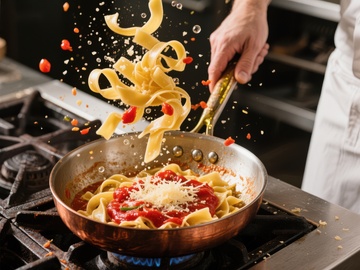 厨师抛洒意大利面入锅