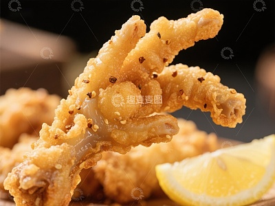 酥脆炸鸡爪配柠檬片