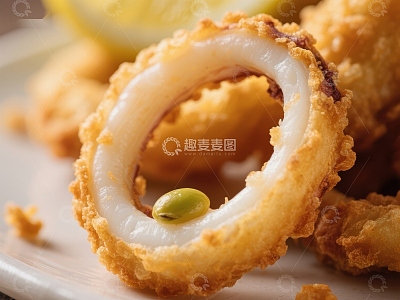 金黄酥脆的鱿鱼圈特写