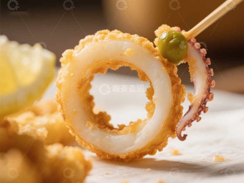 高清大图下载【趣麦麦图】炸鱿鱼圈配柠檬和橄榄