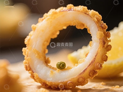 金黄酥脆的炸鱿鱼圈特写