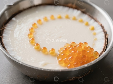 椰壳碗中的奶冻与鱼子酱