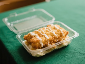 炸鸡块配酱料，塑料盒装