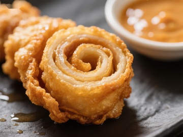 金黄酥脆的洋葱圈配酱料