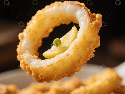 金黄酥脆的鱿鱼圈配柠檬