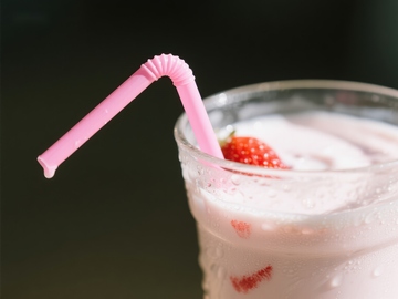 草莓奶昔配粉色吸管