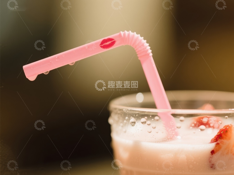 高清大图下载【趣麦麦图】粉色吸管插入草莓奶昔