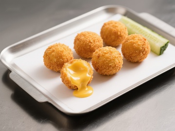 金黄酥脆的炸球配芥末酱