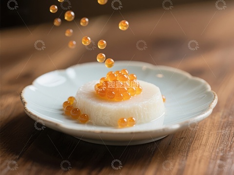 鱼子酱点缀的白色甜品