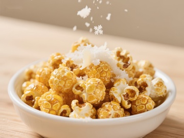 香脆爆米花撒上椰蓉特写