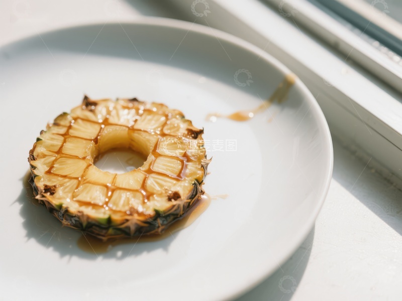 高清大图下载【趣麦麦图】菠萝切片淋蜂蜜，置于白色盘中