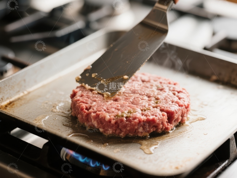 高清大图下载【趣麦麦图】煎锅上的汉堡肉饼翻面