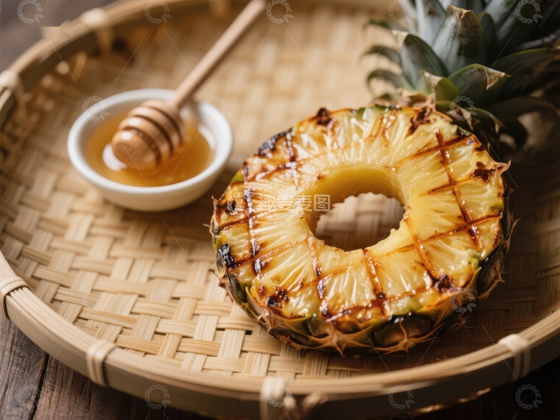 高清大图下载【趣麦麦图】烤菠萝配蜂蜜，竹篮盛放