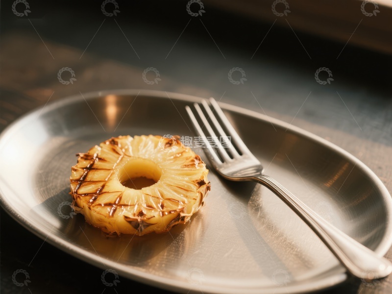 高清大图下载【趣麦麦图】烤菠萝片置于金属盘中